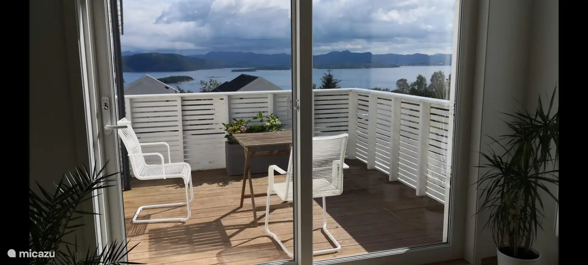 Du balcon, vous avez une belle vue sur la nature autour de Jørpeland.