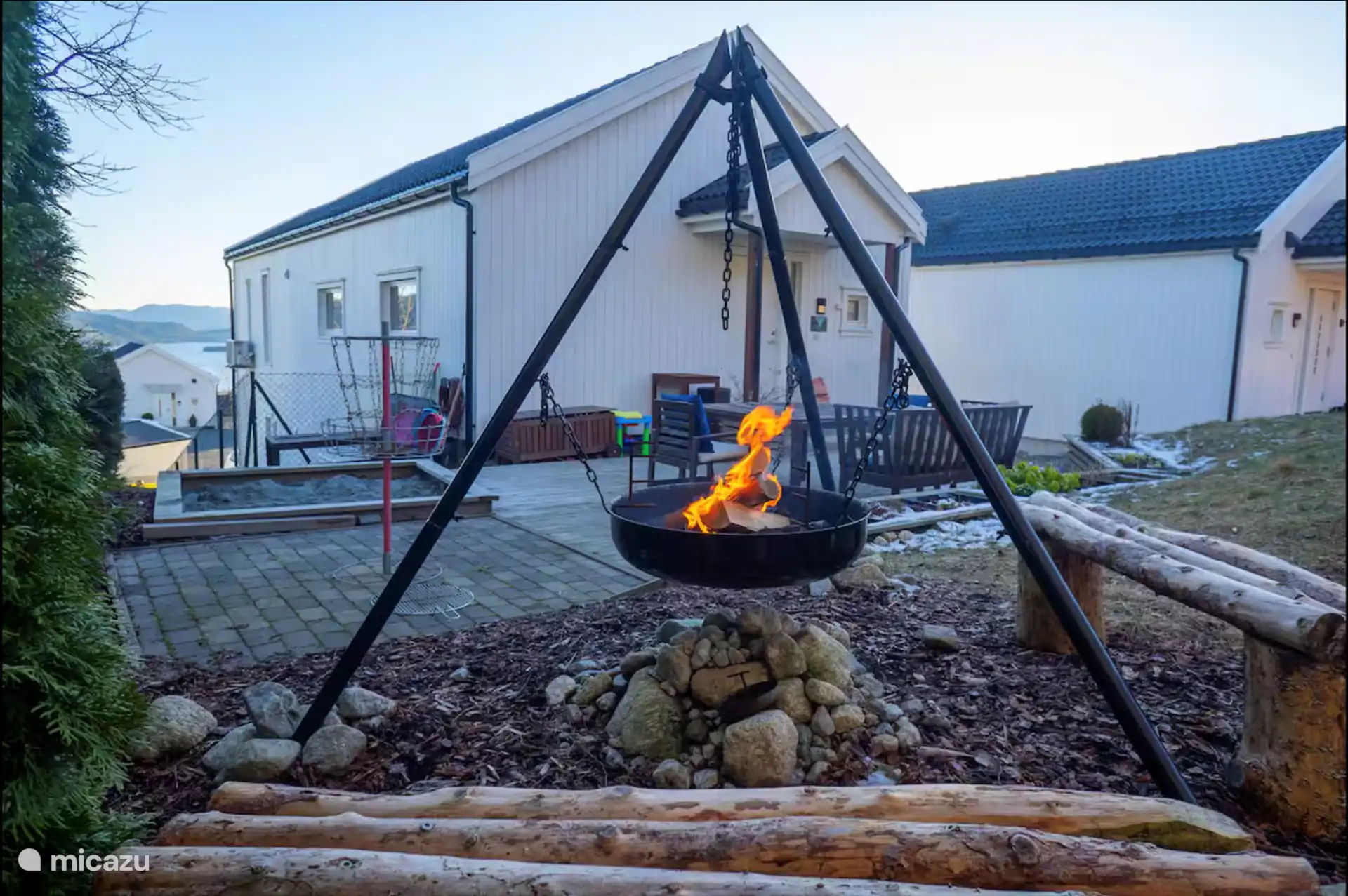 Le jardin spacieux derrière l’appartement dispose d’un coin salon et d’un barbecue. 
