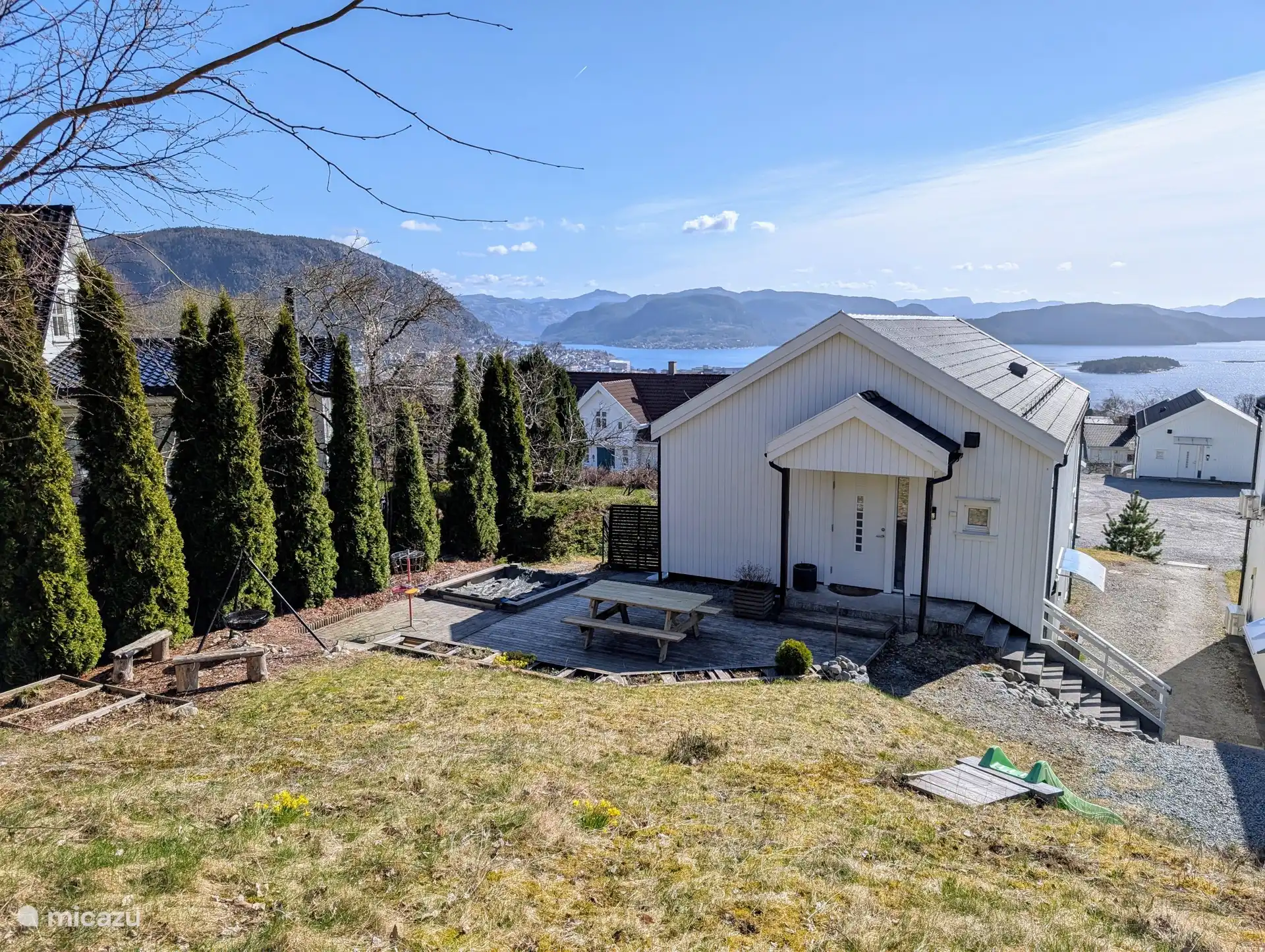 Derrière l’appartement, vous avez accès à un grand jardin privé.