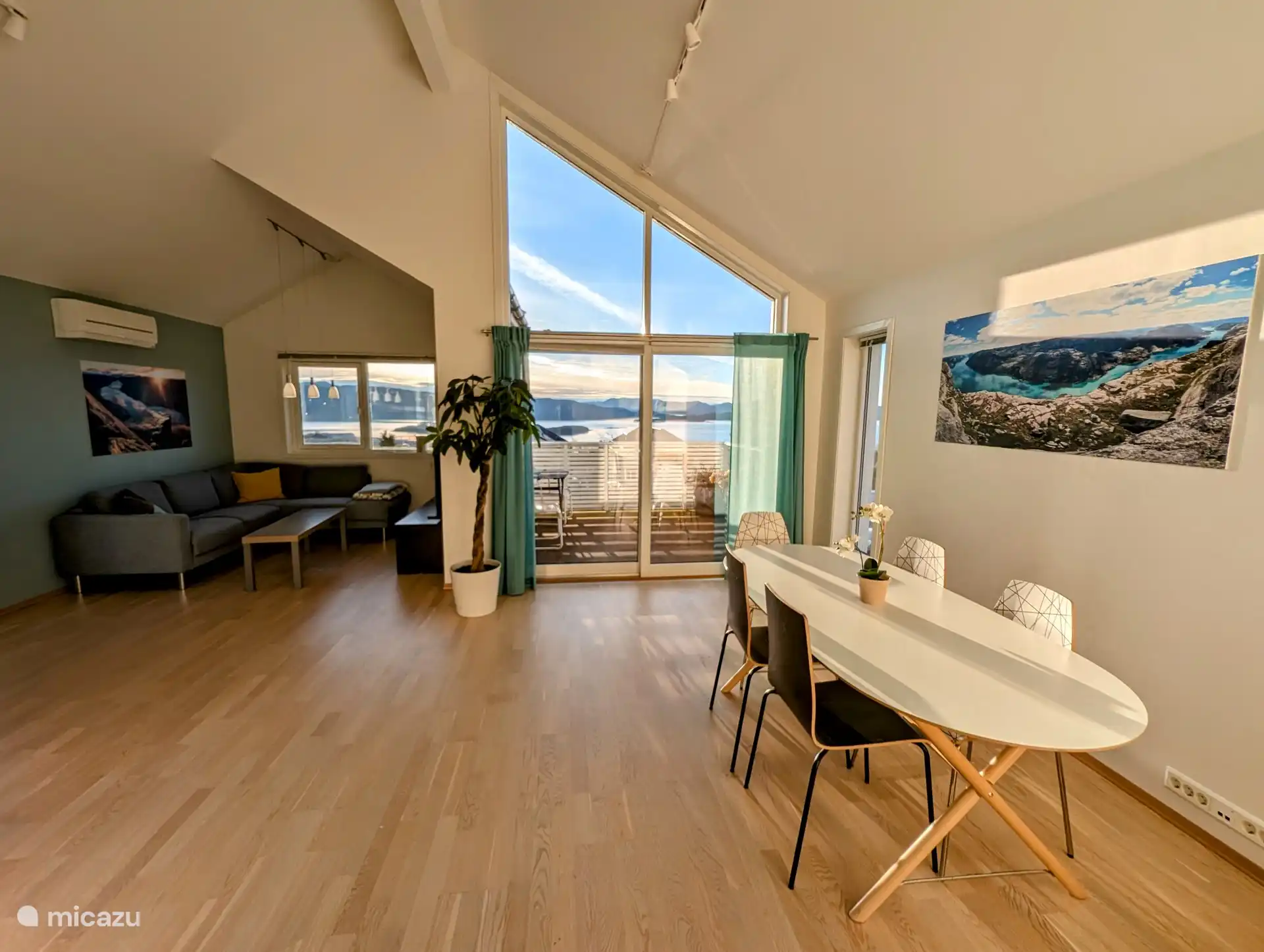 L’appartement est lumineux et spacieux. Du balcon, de la salle à manger et du coin salon, vous avez une vue magnifique sur la nature norvégienne.