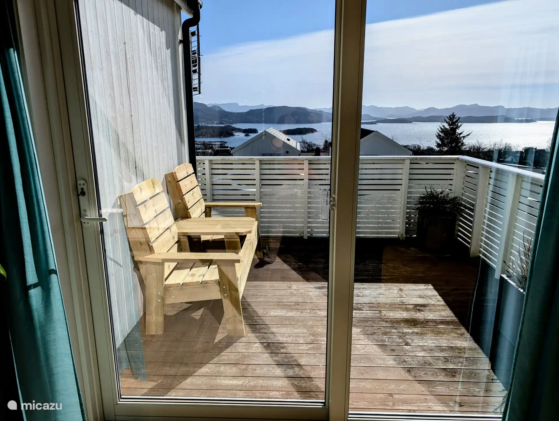 Depuis le salon, des portes coulissantes permettent d’accéder au balcon donnant sur les fjords.