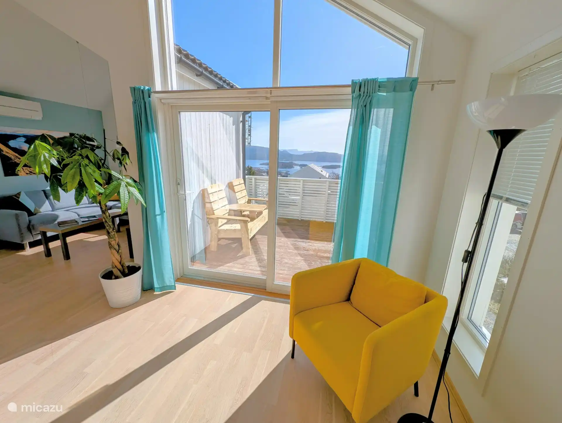 Offrant une vue sur le fjord, cet appartement lumineux dispose d’un balcon. 