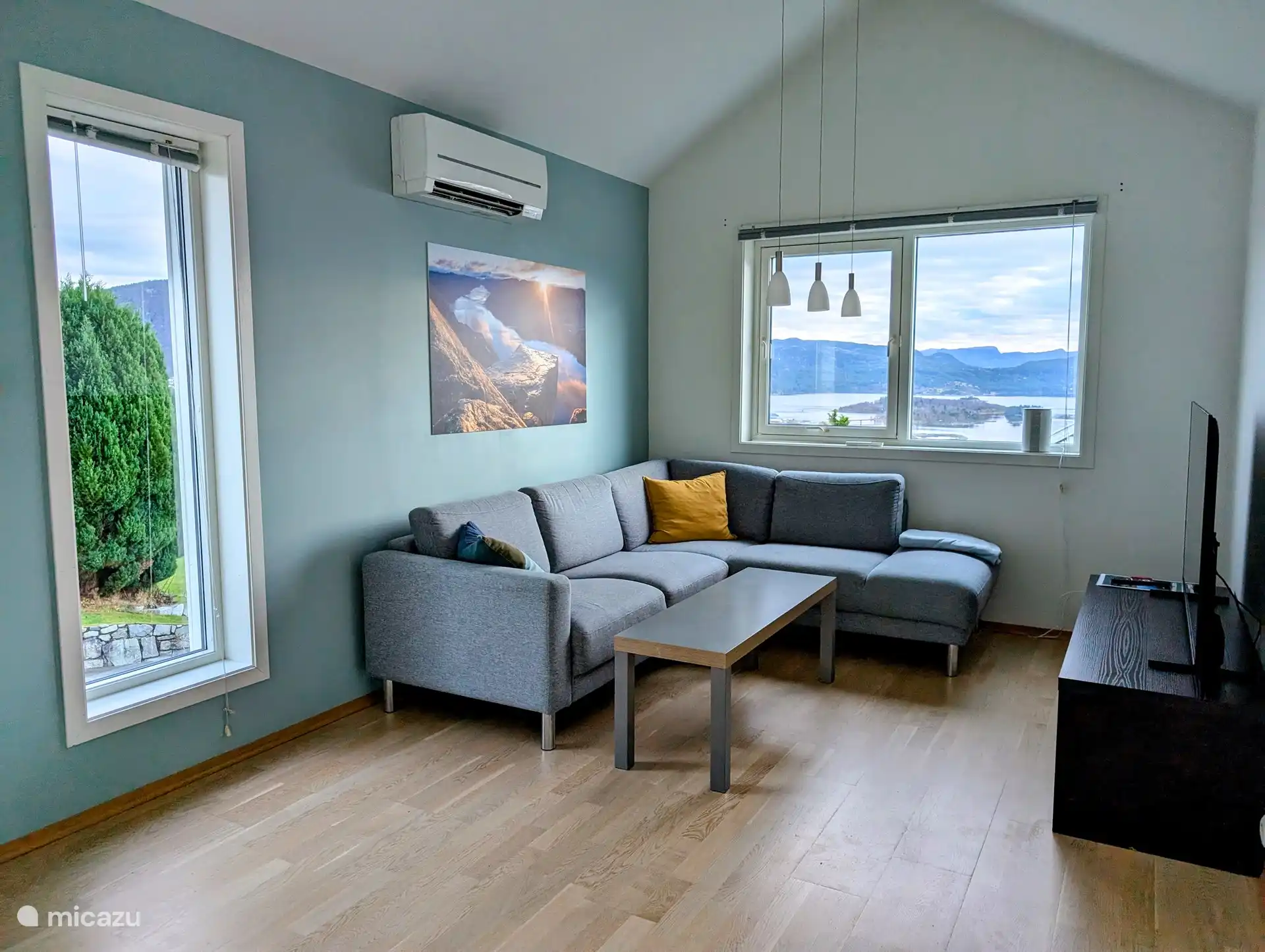 Depuis le coin salon, vous avez une vue sur Jørpeland et les fjords et montagnes environnants.