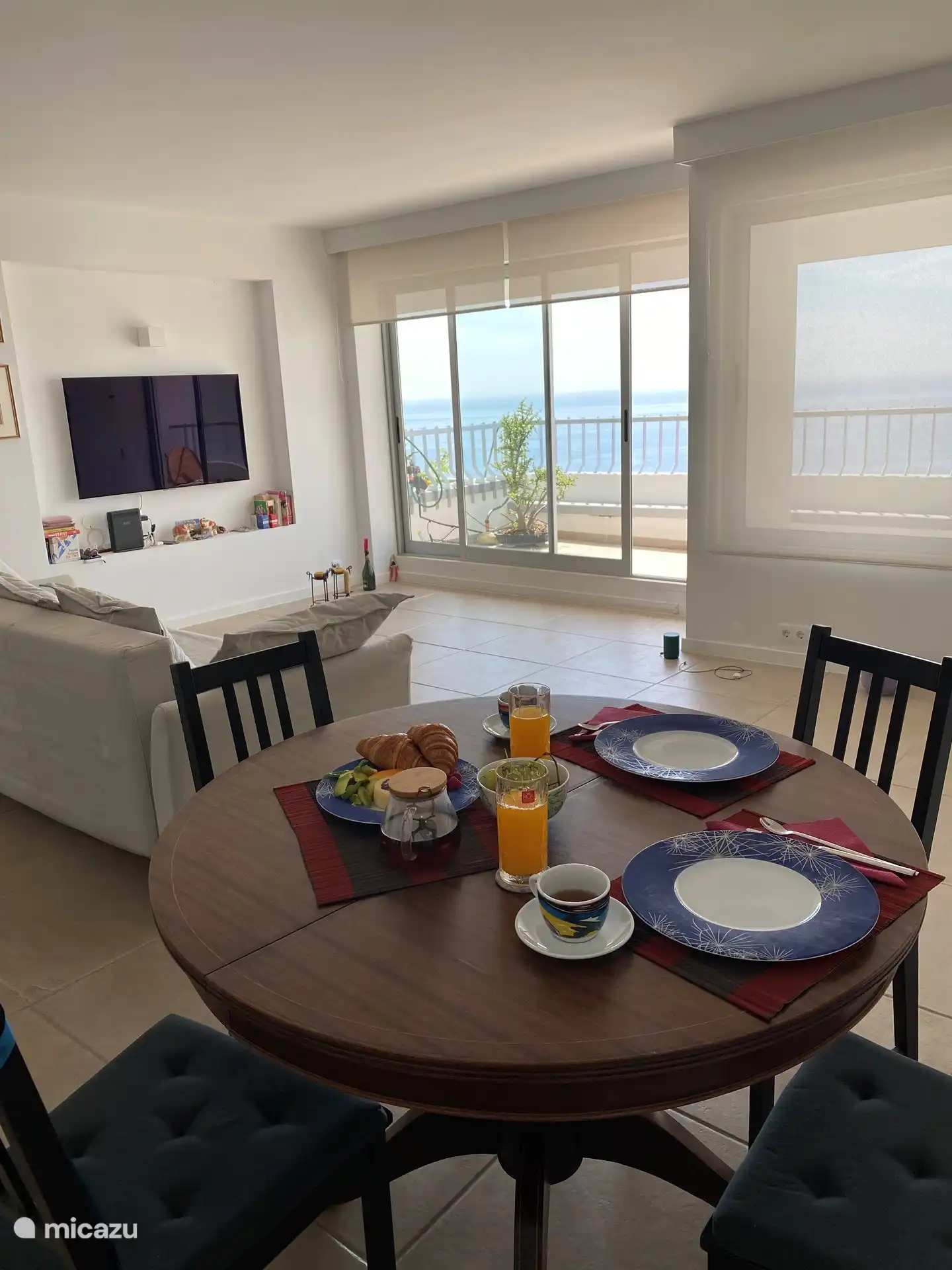 Wohnzimmer / TV / Eingang zum Balkon