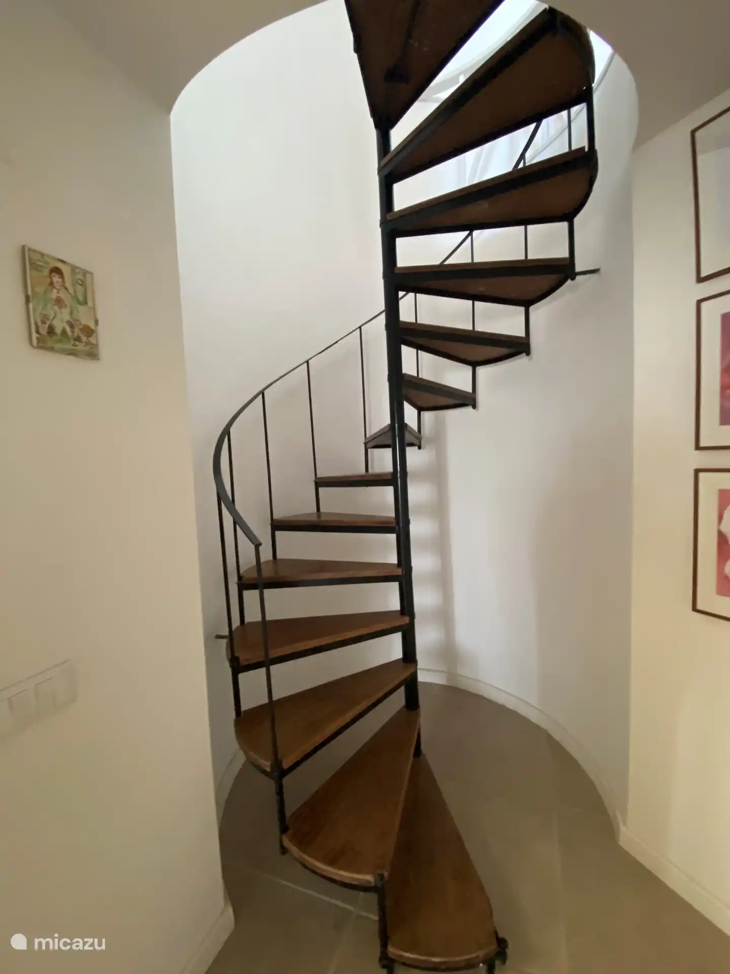 Treppe von einer Etage zur anderen innerhalb der Wohnung .. 