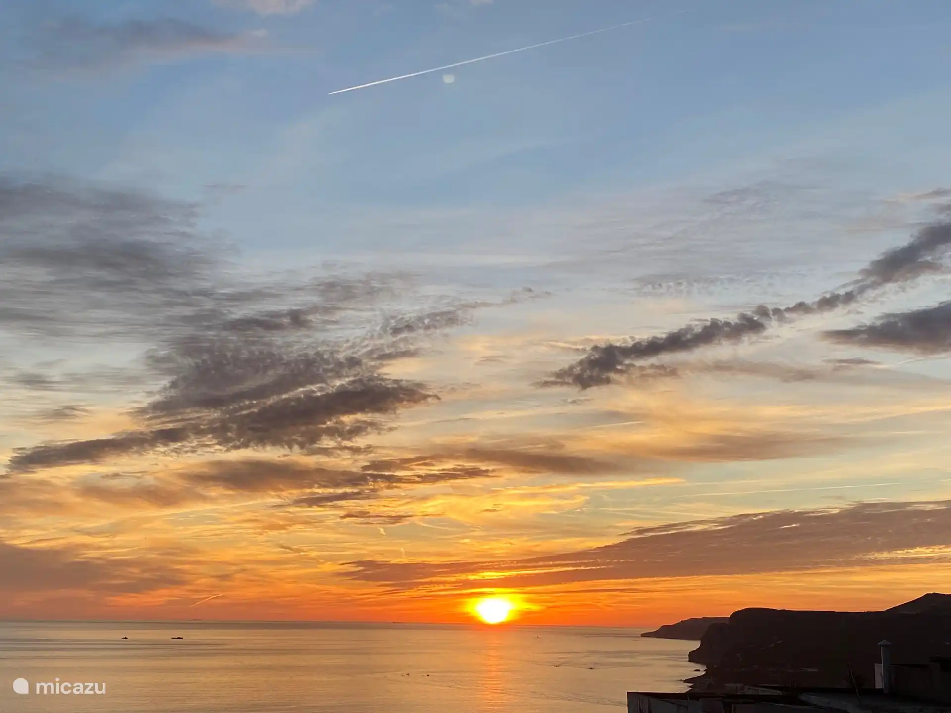 Aw.. diese erstaunlichen Sonnenuntergänge, die Sie erleben werden, wenn Sie eine schöne Zeit auf meinem Balkon verbringen 
