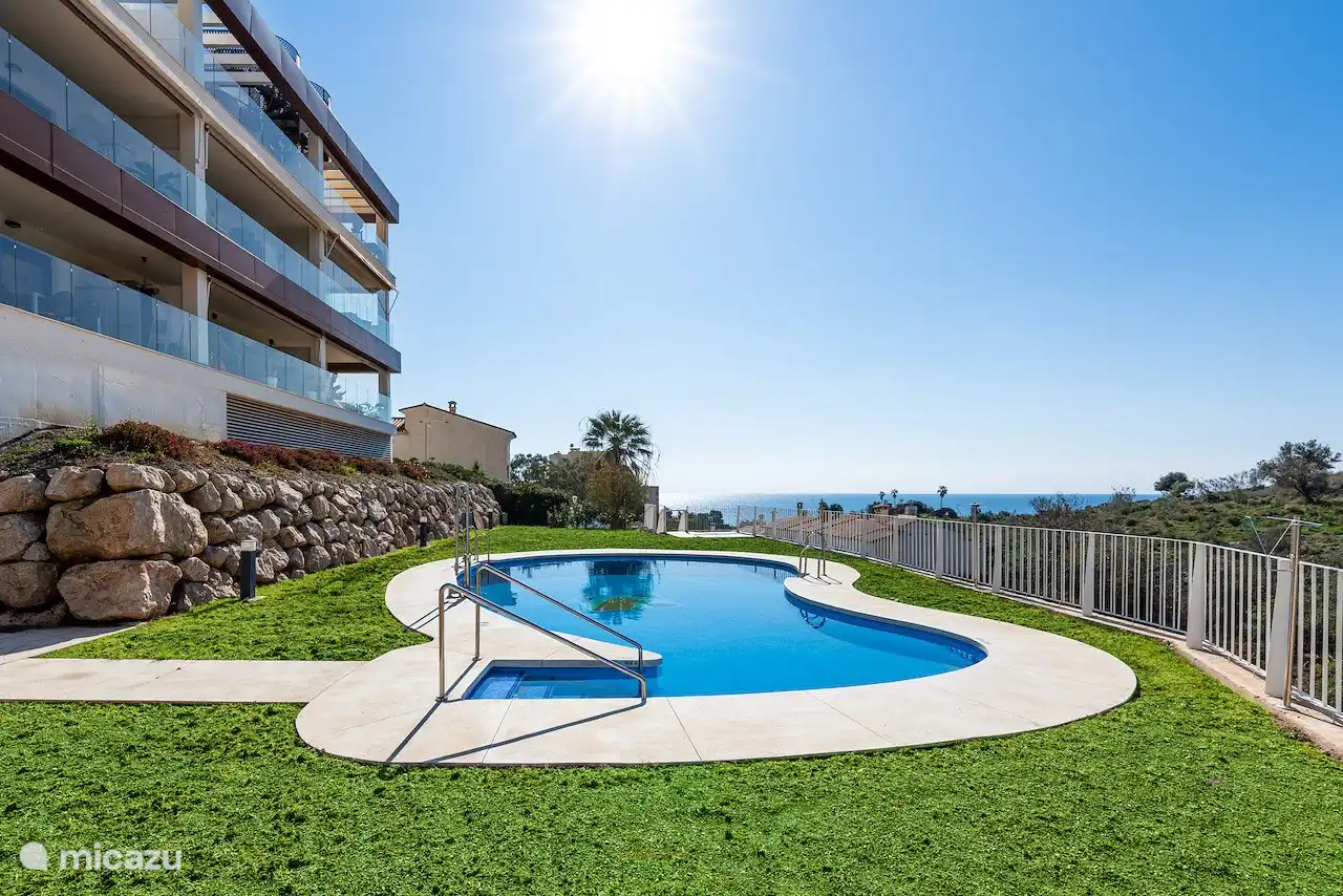 F&#225;cil entrada a la piscina con la barandilla 