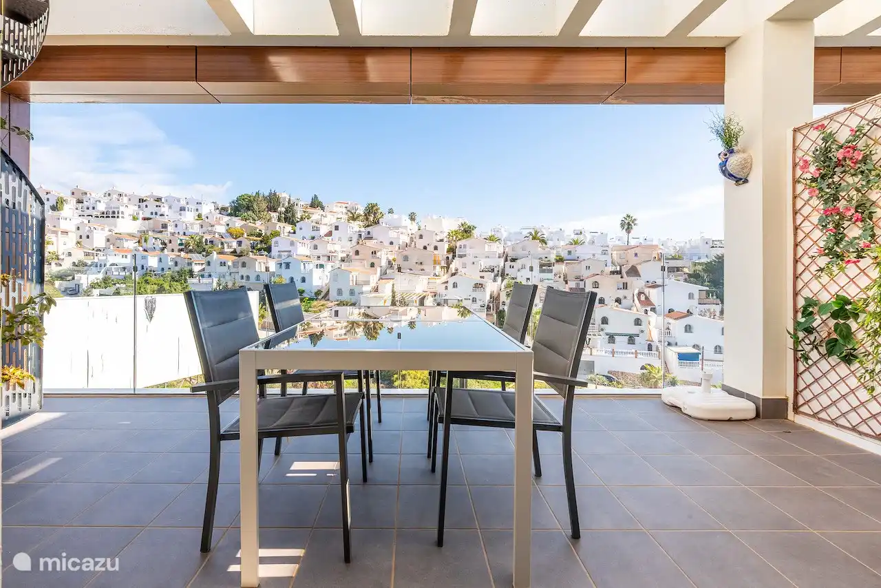 Disfrute de las hermosas vistas de las casas blancas andaluzas durante el desayuno.