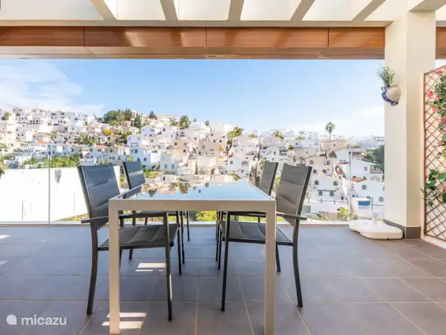 Penthouse Benajarafe à distance de marchemer | Espagne, Costa del Sol, Benajarafe - penthouse Profitez de la vue magnifique sur les maisons andalouses blanches pendant le petit-déjeuner.
