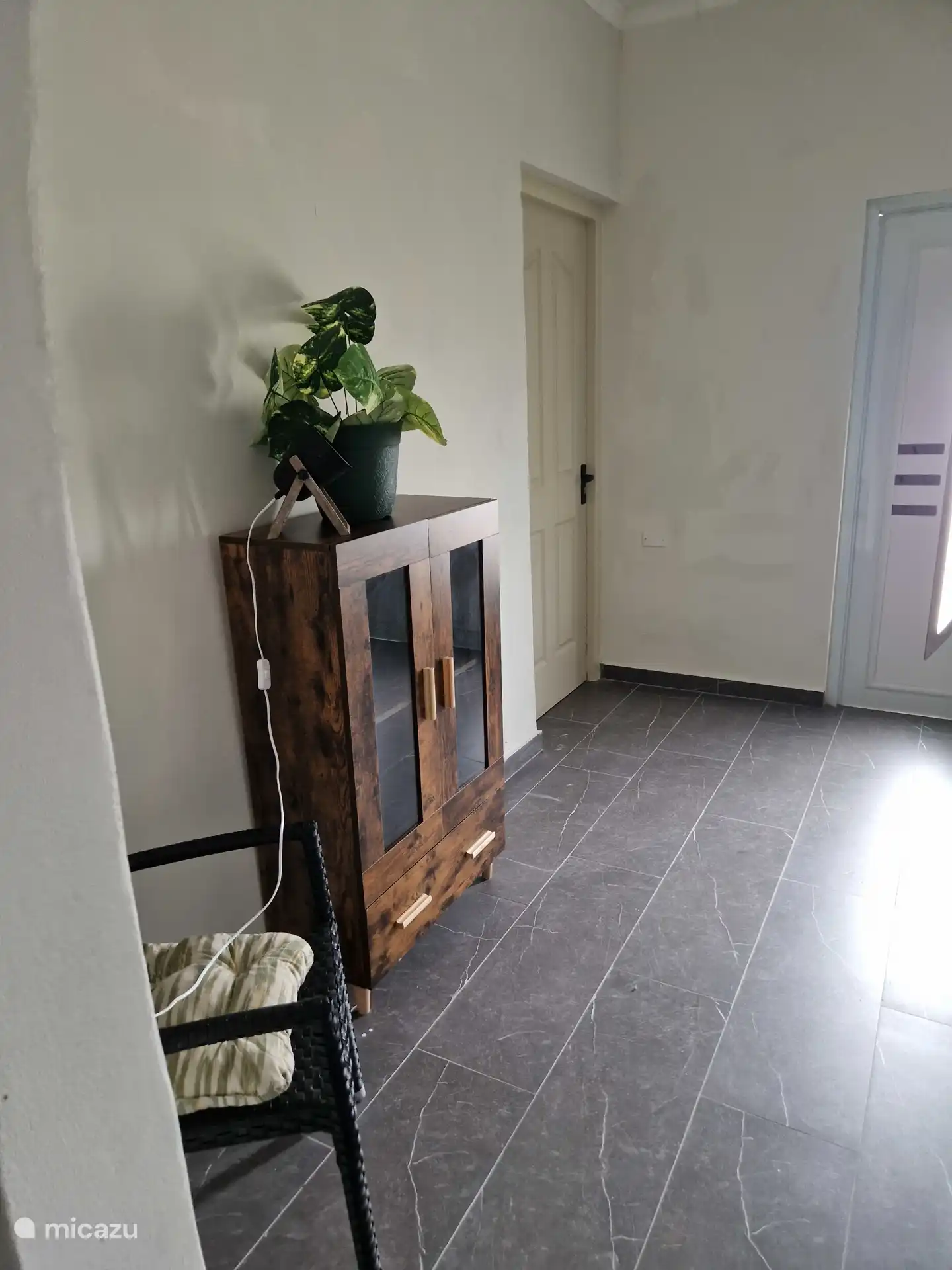 Relajarse en la habitación delantera