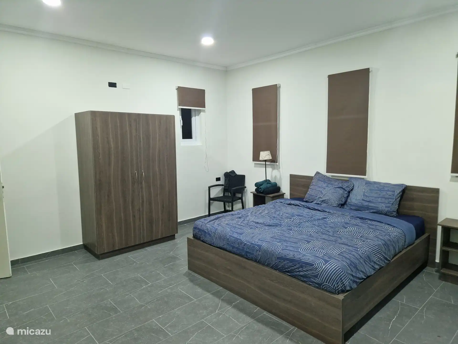 Amplio dormitorio con cama grande