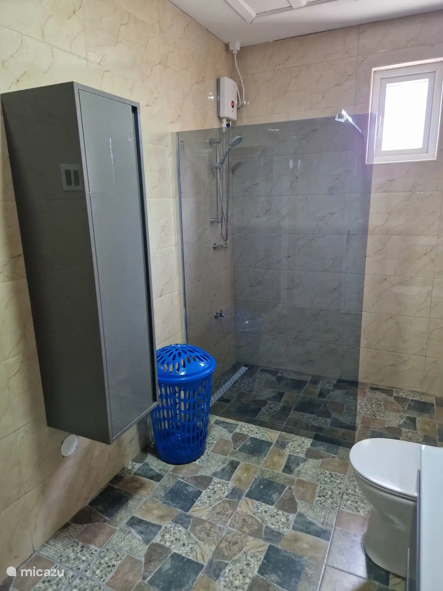 Baño 2 con ducha de agua caliente