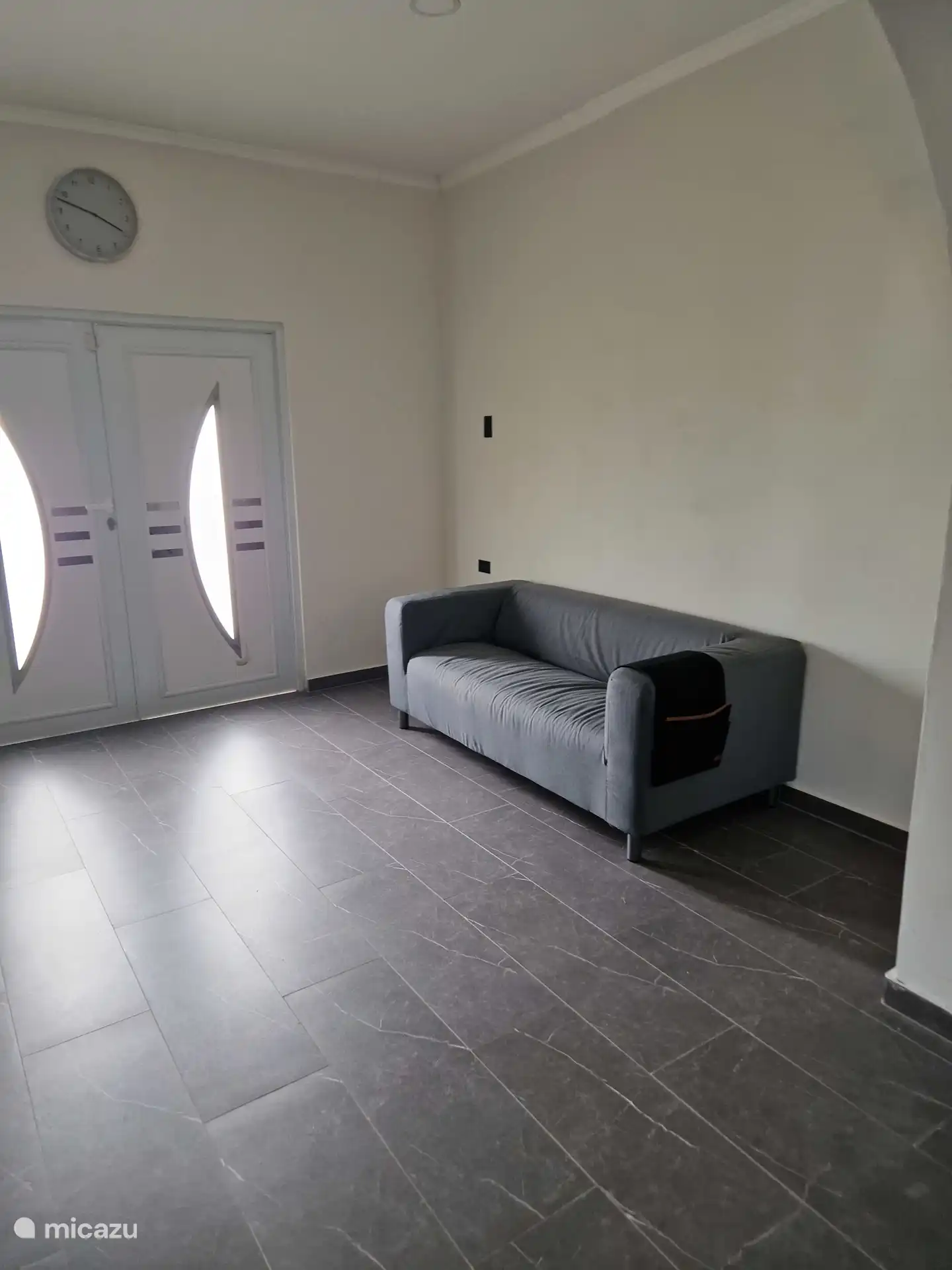 Relajarse en la habitación delantera