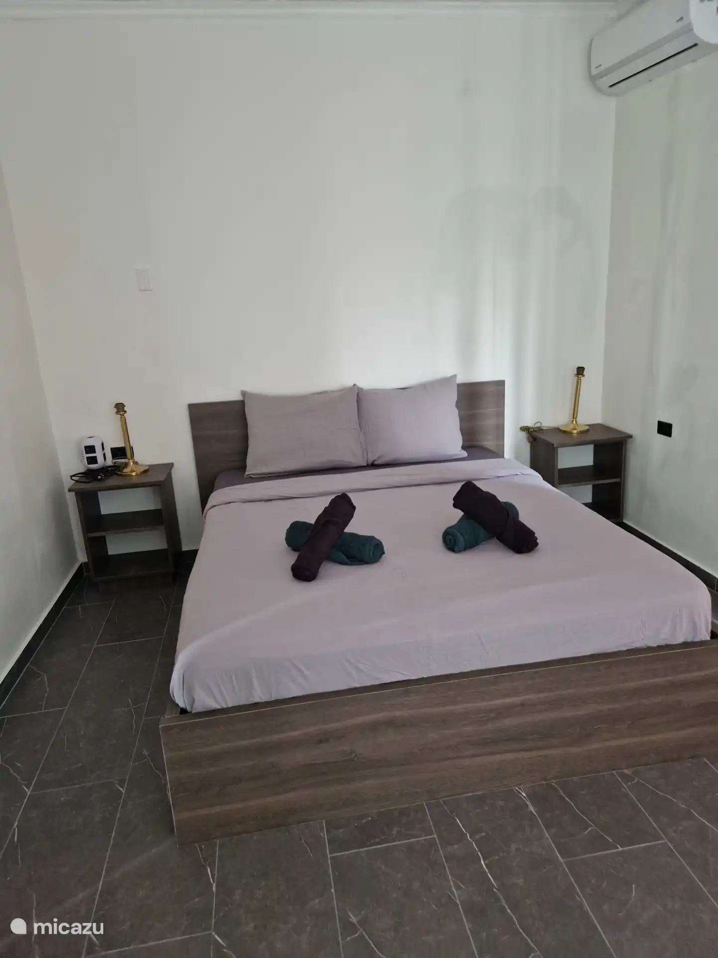 Amplia habitación con cama de 160x200