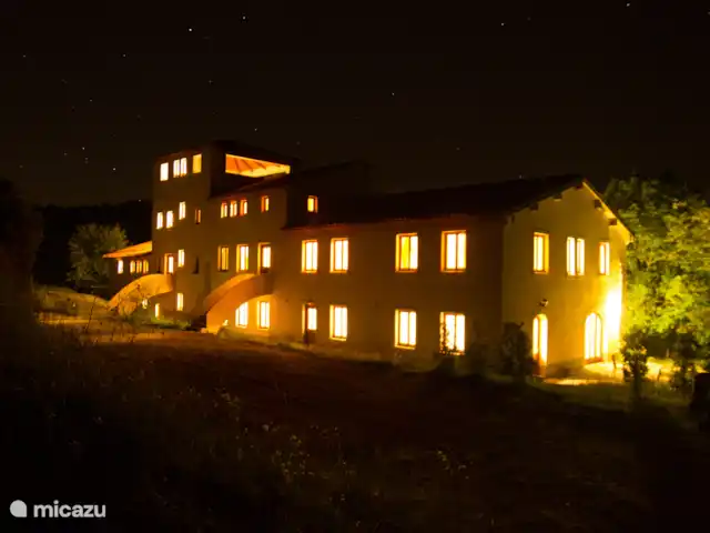 Garnacha en Francia, Aude, Sonnac-sur-l'Hers - casa vacacional y luego sentarse afuera durante mucho tiempo por la noche, disfrutar de una copa de vino y un hermoso cielo estrellado, con solo el sonido de las cigarras...