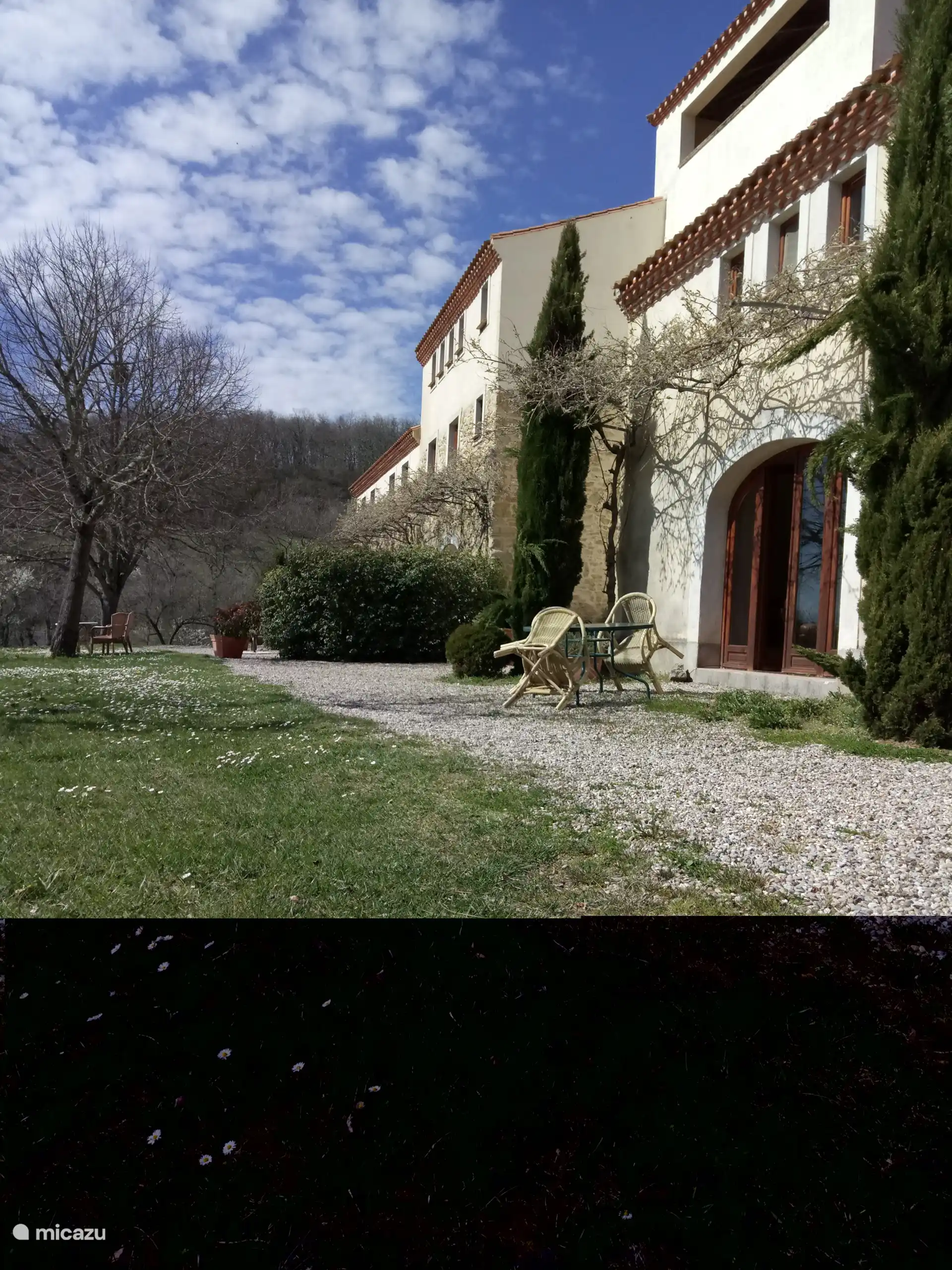 Die Terrasse im zeitigen Frühling