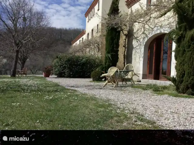 Garnacha en Francia, Aude, Sonnac-sur-l'Hers - casa vacacional La terraza a principios de primavera