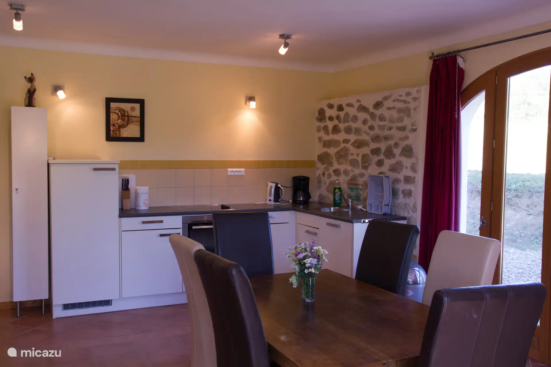 Geräumige Küche, komplett ausgestattet.