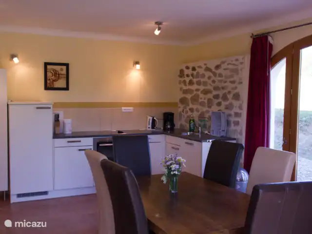 Garnacha en Francia, Aude, Sonnac-sur-l'Hers - casa vacacional Cocina espaciosa, totalmente equipada.