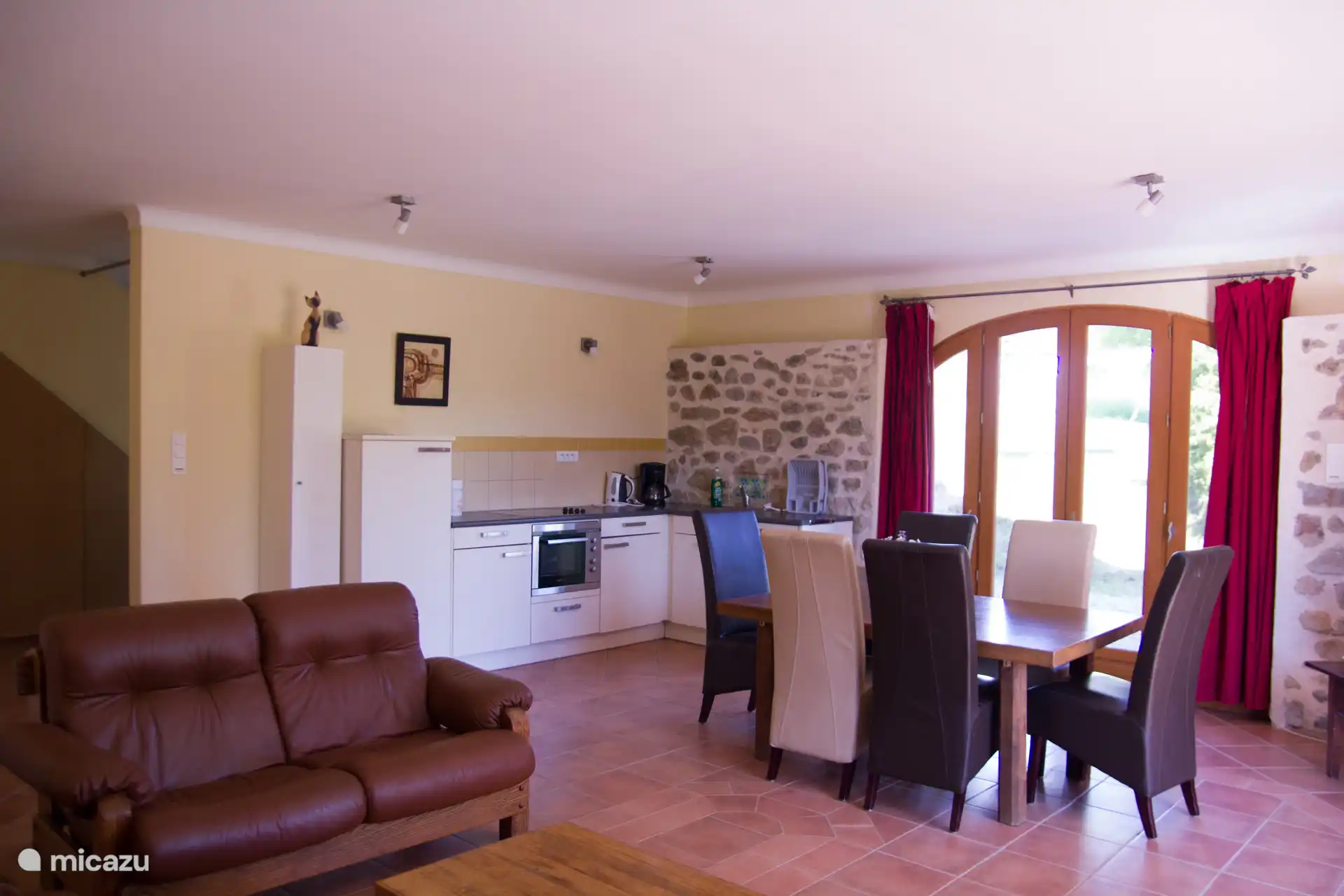 Blick vom Wohnzimmer auf die Küche