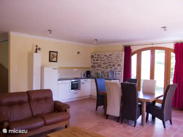 Garnacha en Francia, Aude, Sonnac-sur-l'Hers - casa vacacional Vista de la cocina desde la sala de estar