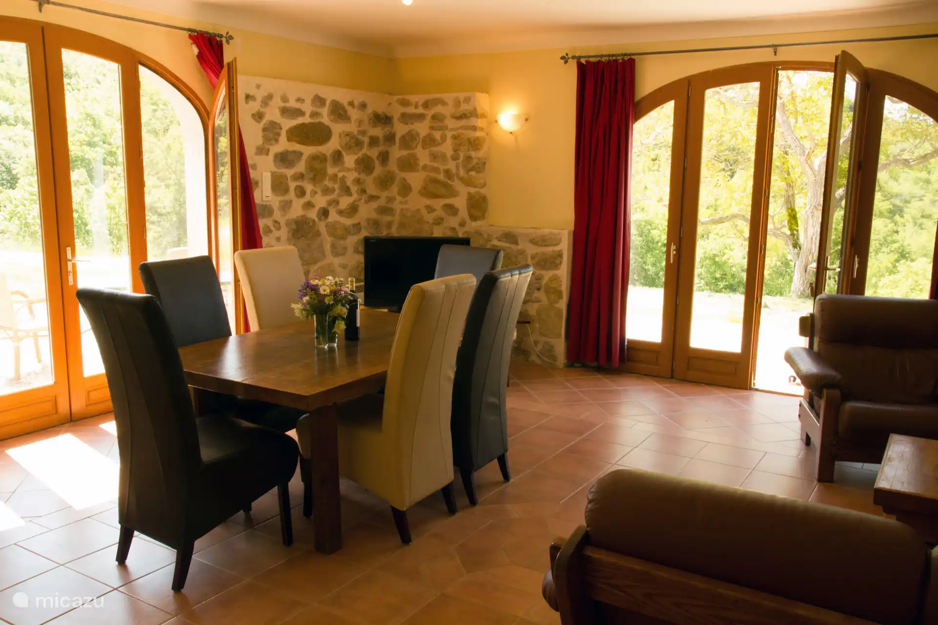 Schöner Blick vom Wohnzimmer auf die große Terrasse und den Walnussbaum.