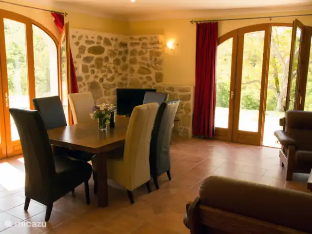 Garnacha en Francia, Aude, Sonnac-sur-l'Hers - casa vacacional Hermosa vista desde la sala de estar a la gran terraza y al nogal.