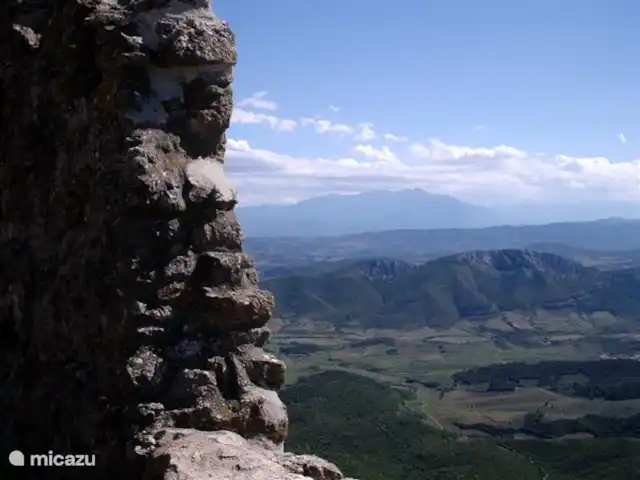 Garnacha en Francia, Aude, Sonnac-sur-l'Hers - casa vacacional Vista desde el Château Quéribus, uno de los castillos cátaros cercanos.