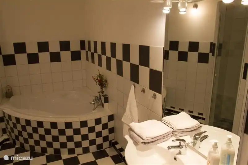 Mit eigenem Badezimmer ...