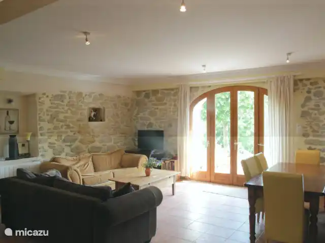 Domaine La Flotte, una casa 3 en 1 en Francia, Aude, Sonnac-sur-l'Hers - casa vacacional El gran salón con cocina (donde pueden comer hasta 20 personas juntas)