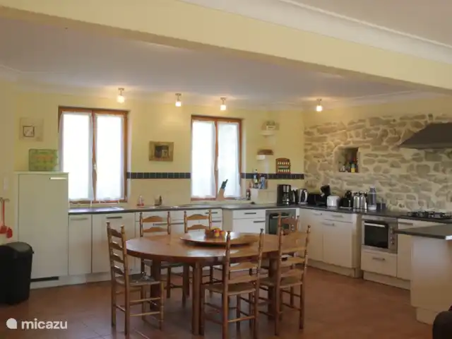 Domaine La Flotte, una casa 3 en 1 en Francia, Aude, Sonnac-sur-l'Hers - casa vacacional Cocina grande (dos fogones, dos hornos, dos neveras, etc.)