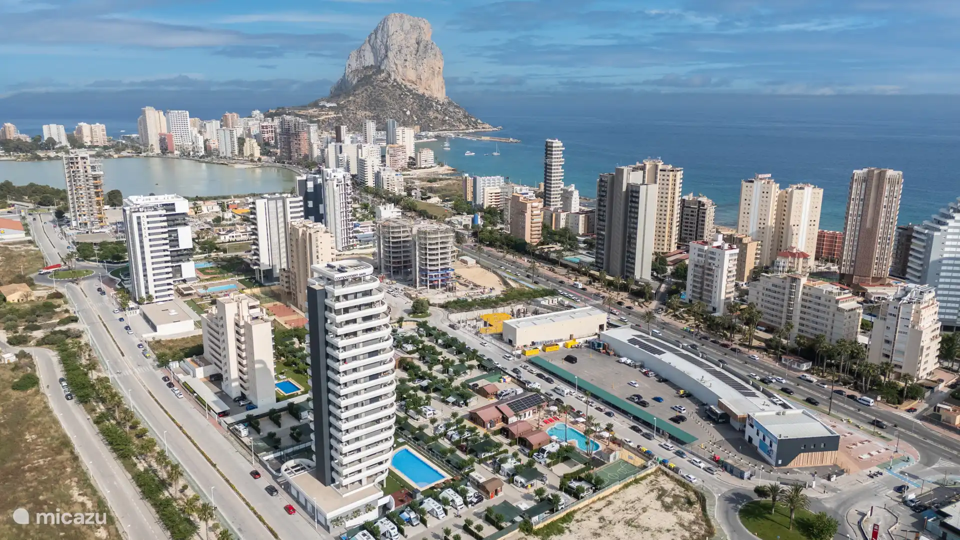 Drohnenfoto von Calpe, mit dem Gebäude unten links im Bild