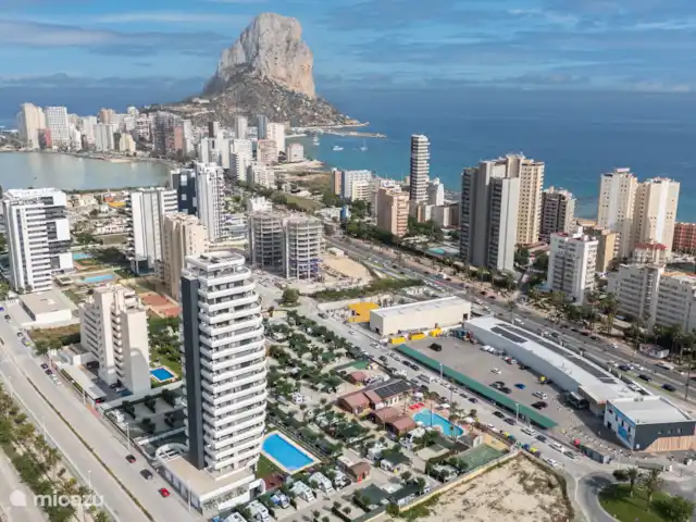 Saeta 5A | Espagne, Costa Blanca, Calpe - appartement Photo prise par drone de Calpe, avec le bâtiment en bas à gauche de l’image