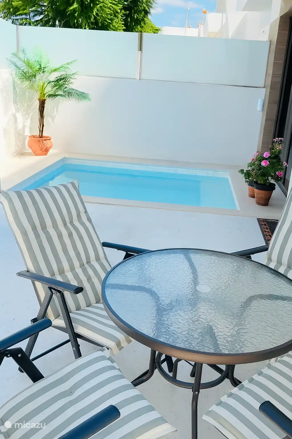 Asiento junto a la piscina