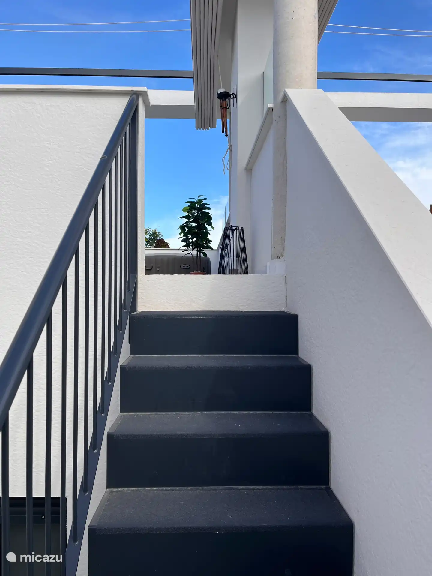 Escaleras hacia la terraza solar