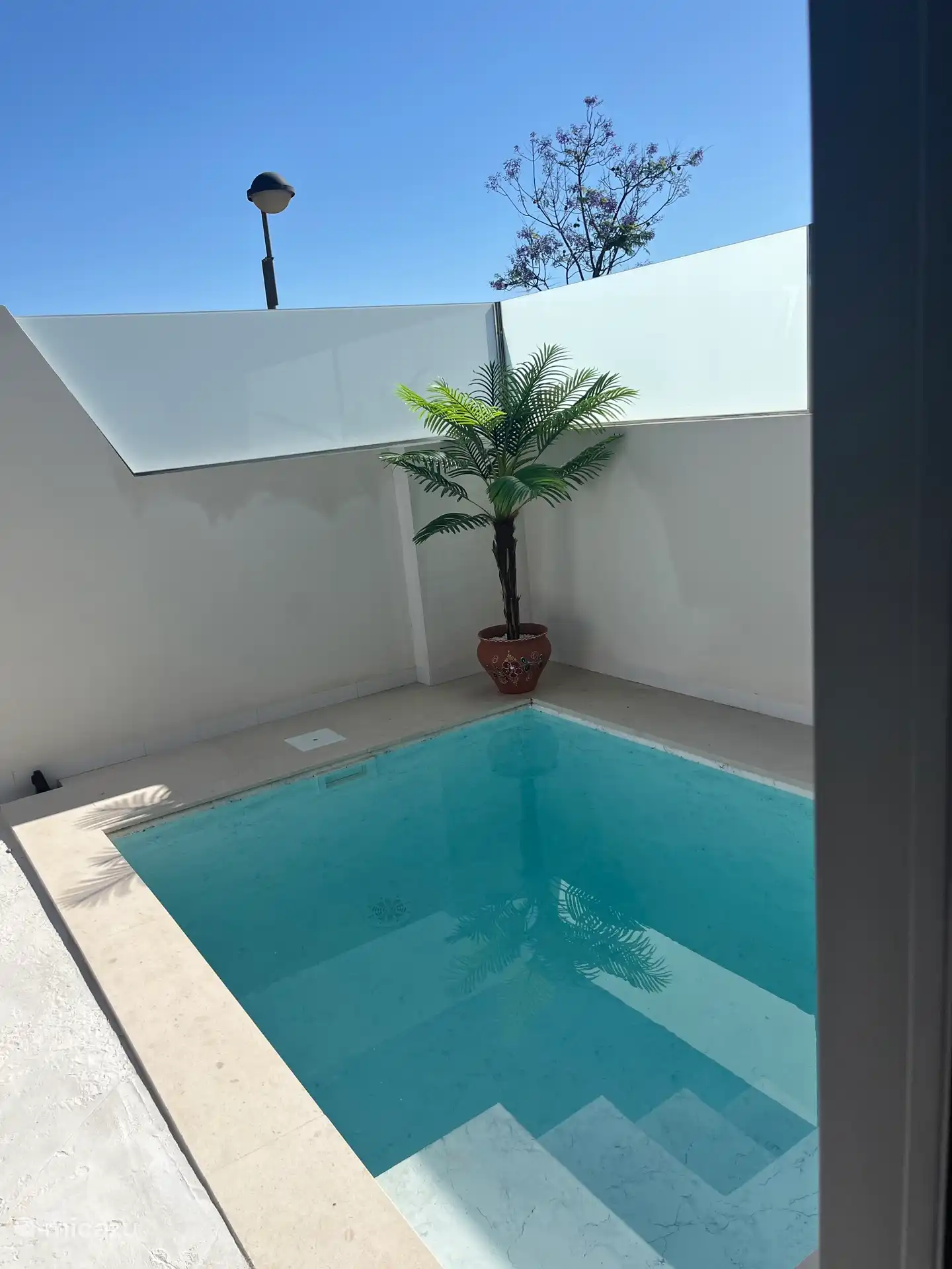 aprox. 2 x 3 metros. Profundidad, aproximadamente 1,5 metros