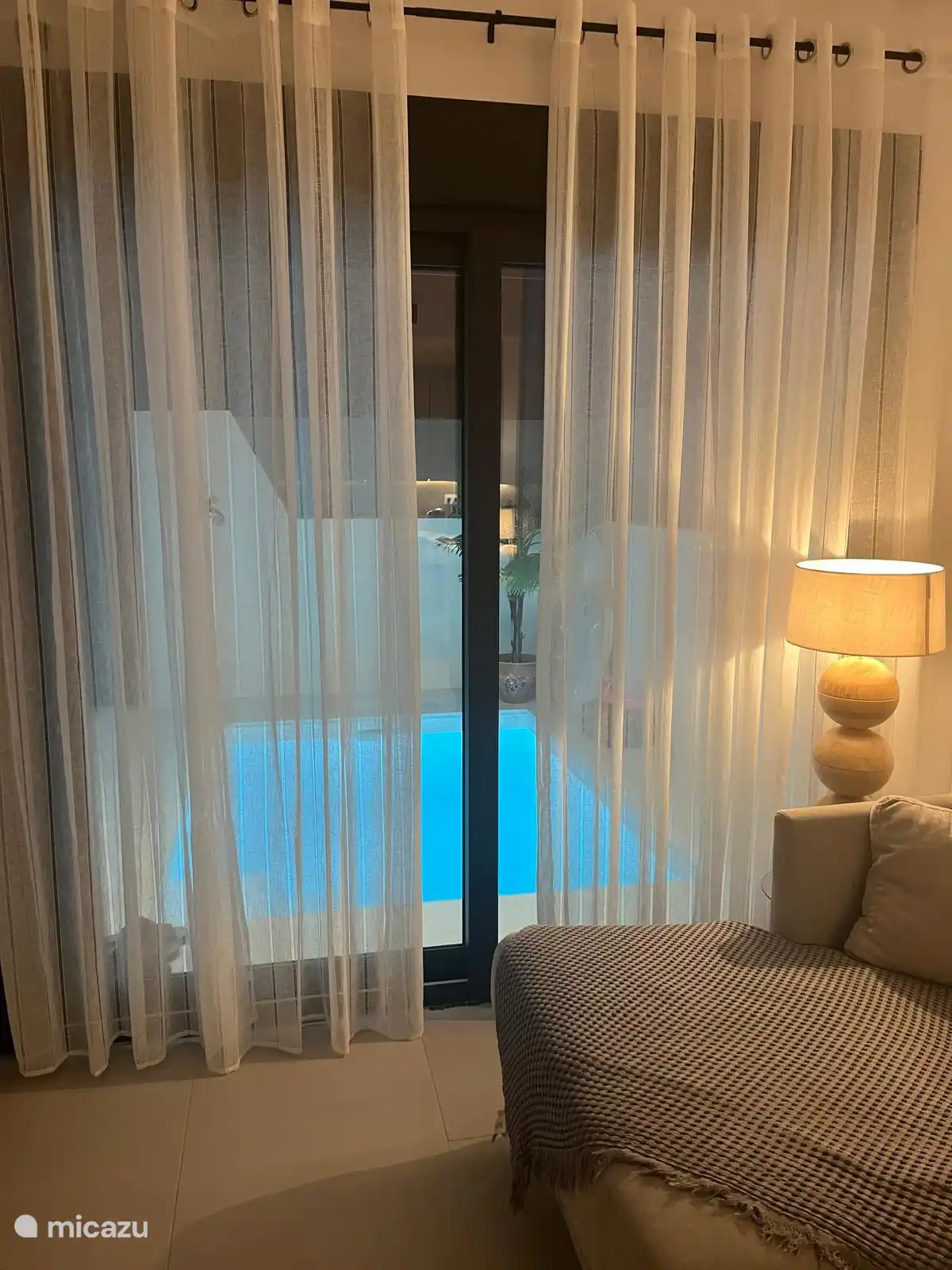 Vista de la piscina iluminada