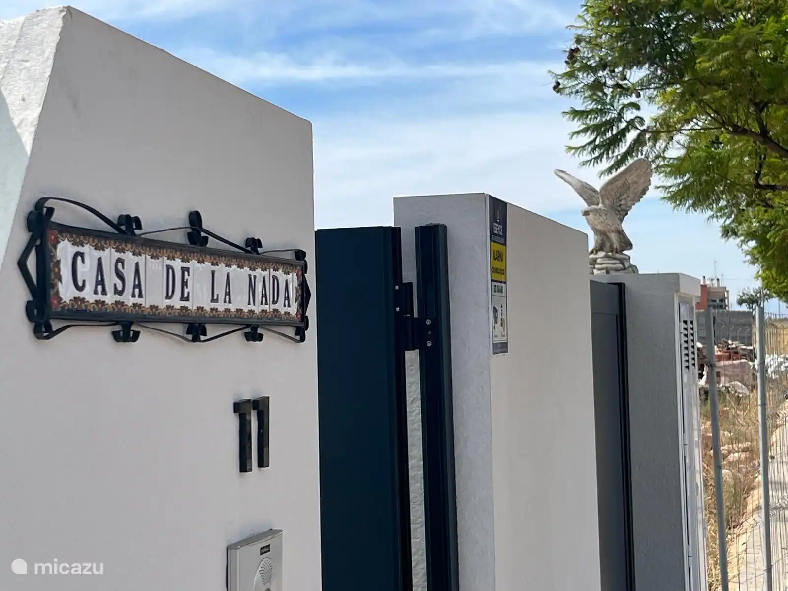 Puerta exterior/nombre de la casa