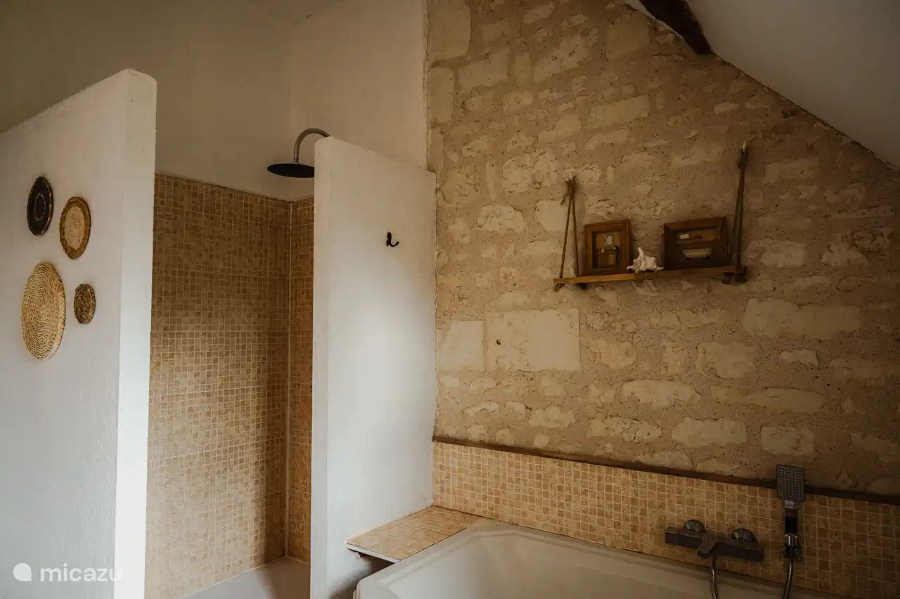 Fouque Nerra Dusche im Badezimmer