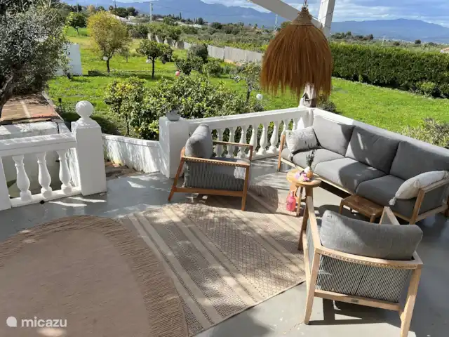 Finca Pipa | Espagne, Andalousie, Alhaurín el Grande - finca Sièges confortables à l’extérieur pour les douces soirées avec vue sur la montagne