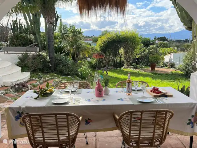 Finca Pipa | Espagne, Andalousie, Alhaurín el Grande - finca Table d’extérieur couverte avec de belles vues