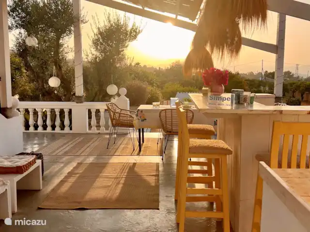 Finca Pipa | Espagne, Andalousie, Alhaurín el Grande - finca Terrasse couverte avec bar extérieur, réfrigérateur et coin salon pour profiter des magnifiques couchers de soleil