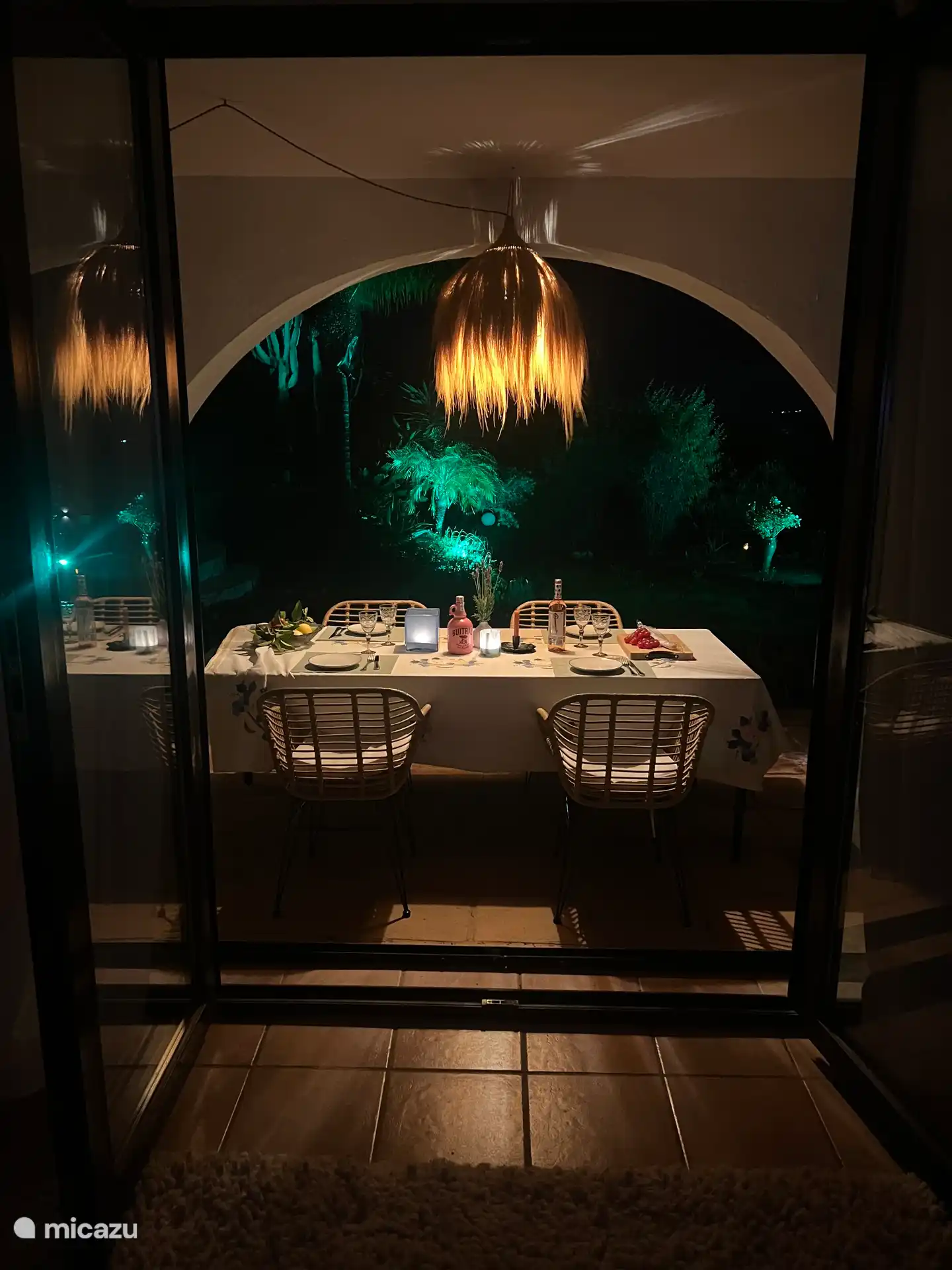 Enjoying outdoor expression and drinking until late in the evening