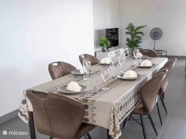 villa en Surinam, Paramaribo, Paramaribo – Villa Faya Lobi Mesa de comedor