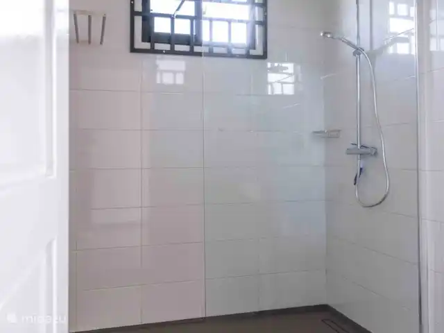 villa en Surinam, Paramaribo, Paramaribo – Villa Faya Lobi Baño 2