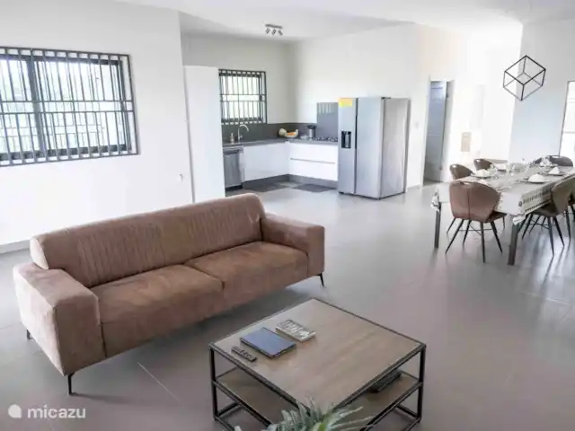 villa en Surinam, Paramaribo, Paramaribo – Villa Faya Lobi Sala de estar, cocina y comedor