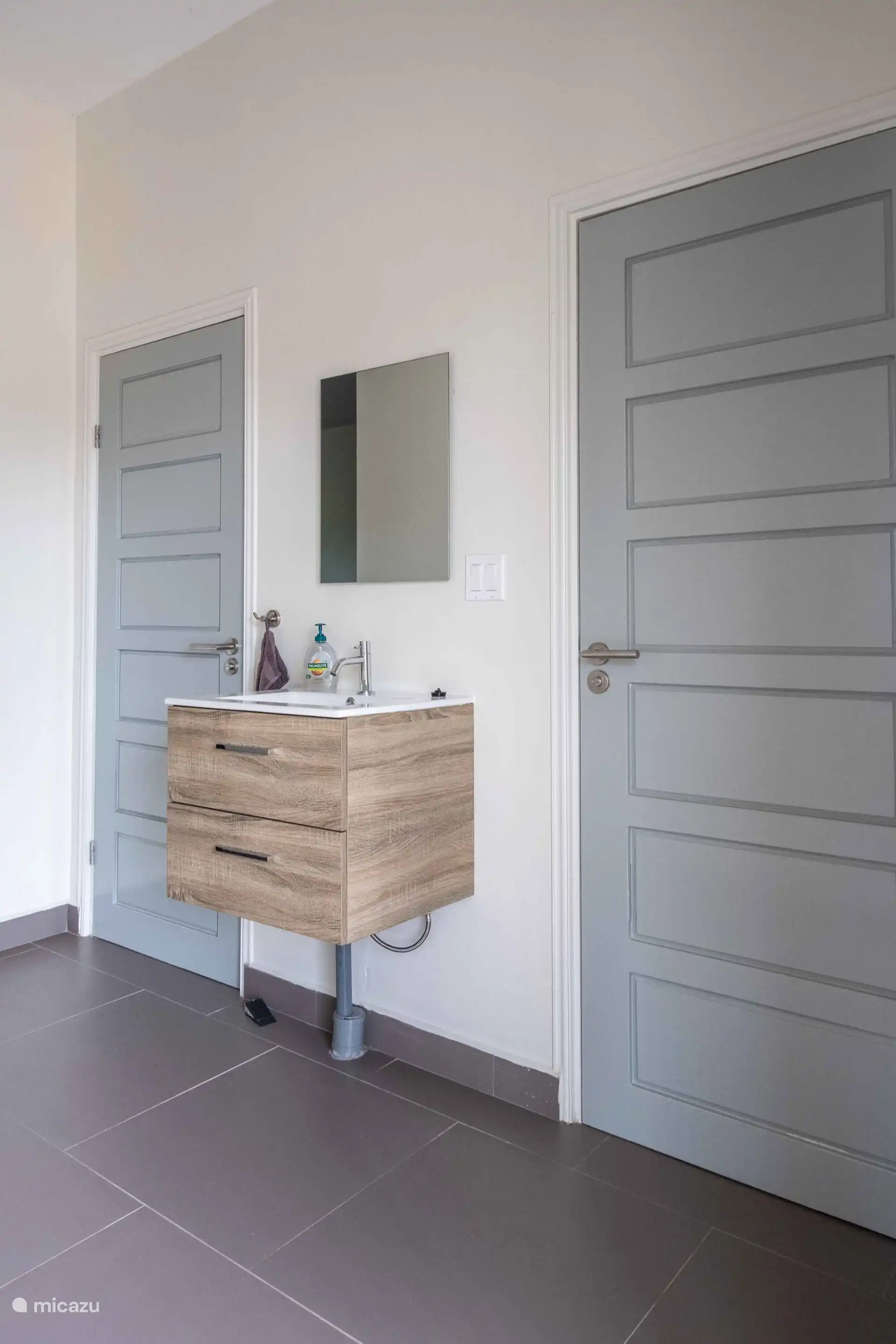 Sink and bathroom 2 and toilet 2