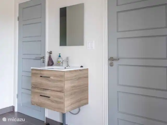 villa en Surinam, Paramaribo, Paramaribo – Villa Faya Lobi Lavabo y baño 2 e inodoro 2