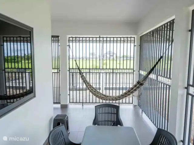 villa en Surinam, Paramaribo, Paramaribo – Villa Faya Lobi Terraza en la parte delantera de la casa