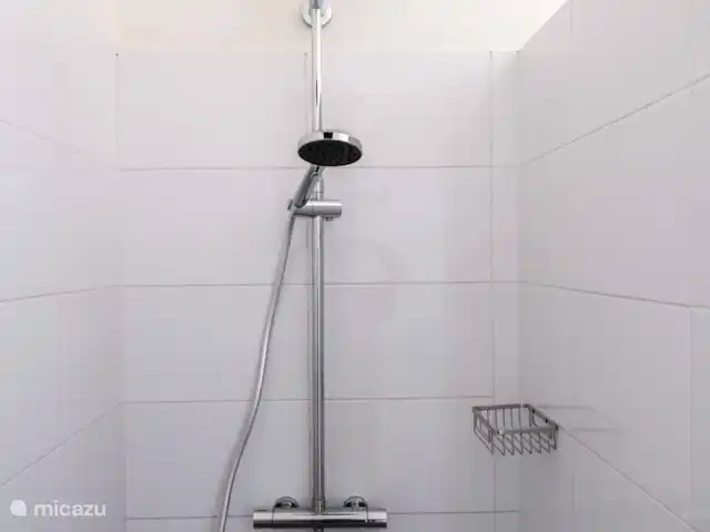villa en Surinam, Paramaribo, Paramaribo – Villa Faya Lobi Ducha en el baño 2